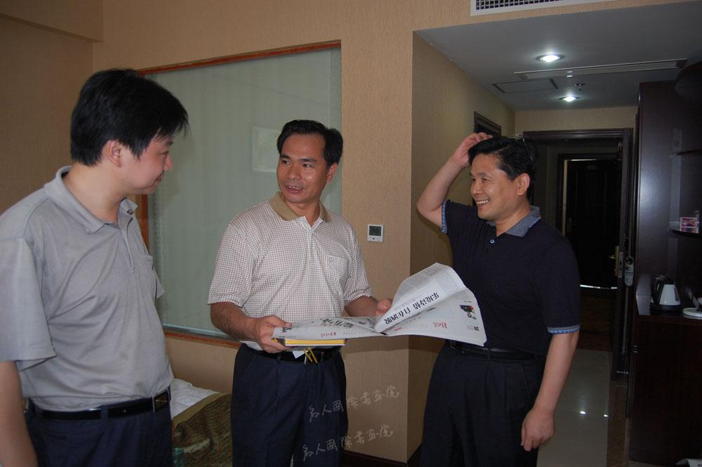 汪国真与时任泰宁县委书记曾祥辉（中）、汪碧刚（左）秘书长在交流。